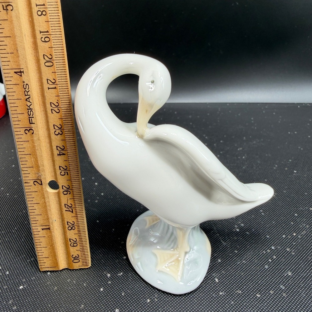 Lladro Swan Bird Figurine Preening Bird Porcelain Spain Glossy White 4 Inch - Picture 2 of 11